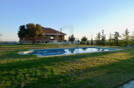 Vista de la piscina y la casa